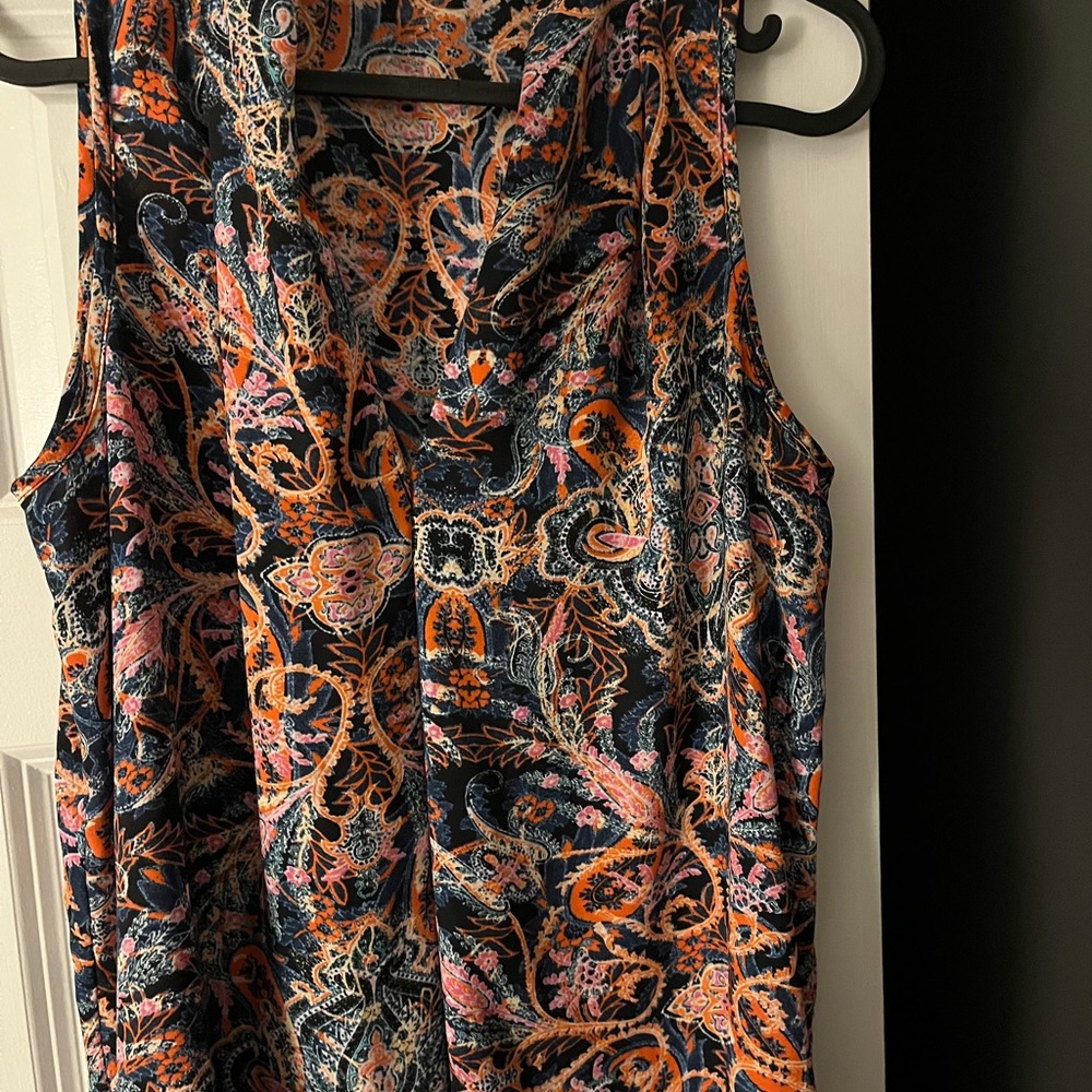 Spense medium tank. Goes with anything. Dress up dress down. Flowy
